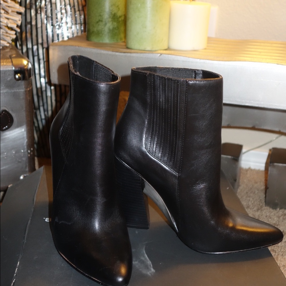 BcbgMaxAzria fall leather booties 7.5